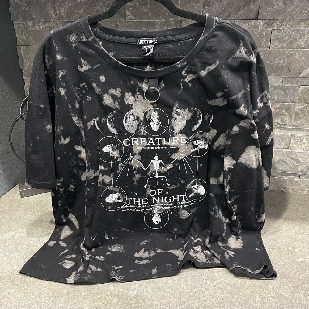 Hot topic graphic boxy tee